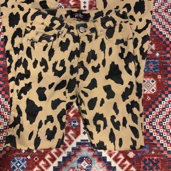 Ranch Dress’n Cheetah Jeans Sz26 - Picture 3 of 3
